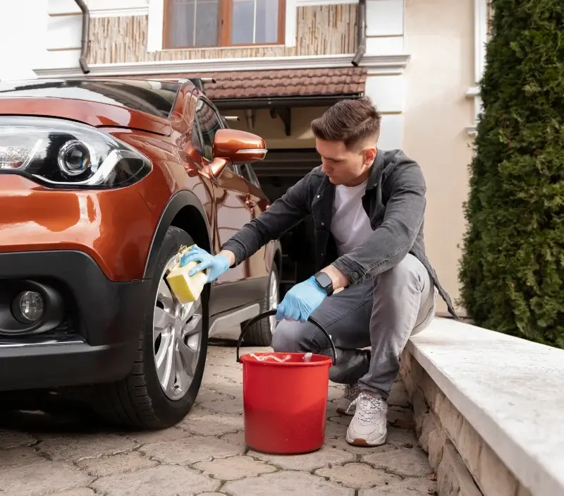 Lavage auto à domicile Étriché : professionnel intervenant sur un véhicule